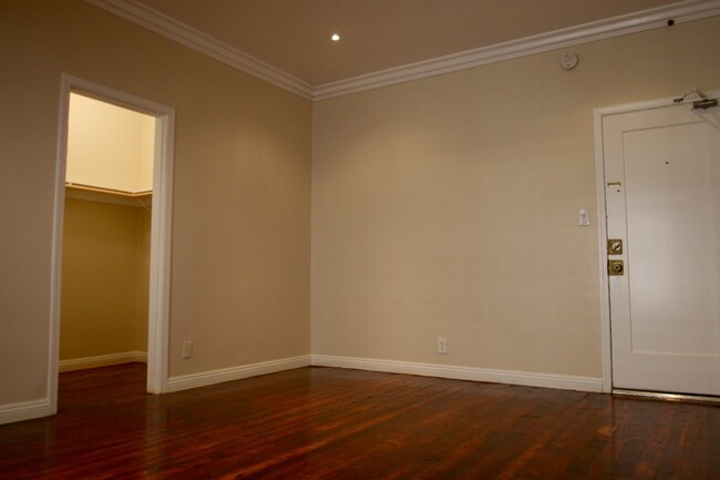 Building Photo - 4029 Oakwood Ave