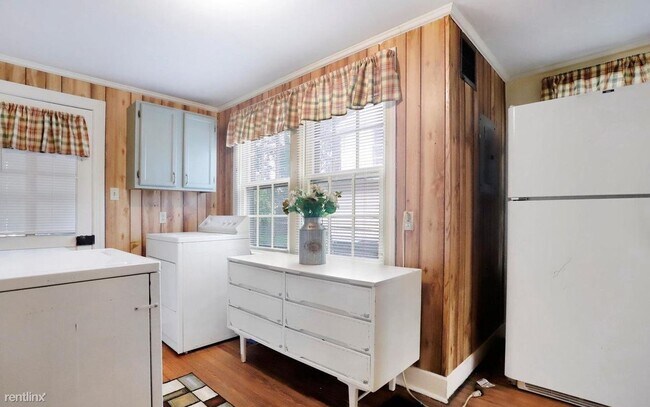 Building Photo - 3 br, 2 bath Townhome - 20 West Salisbury ...