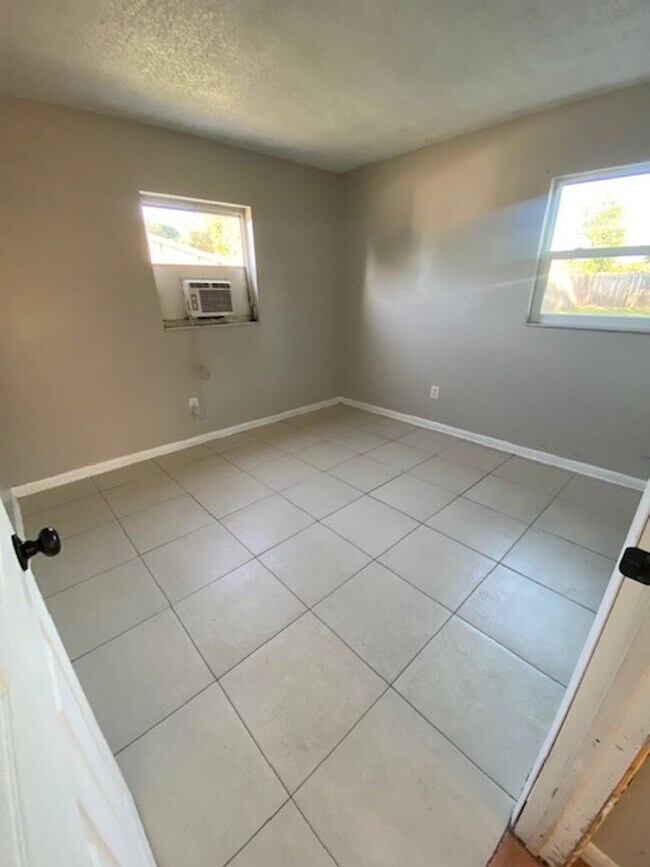 Building Photo - 3 Bed 1 Bath Home | Pet Friendly | Fenced ...