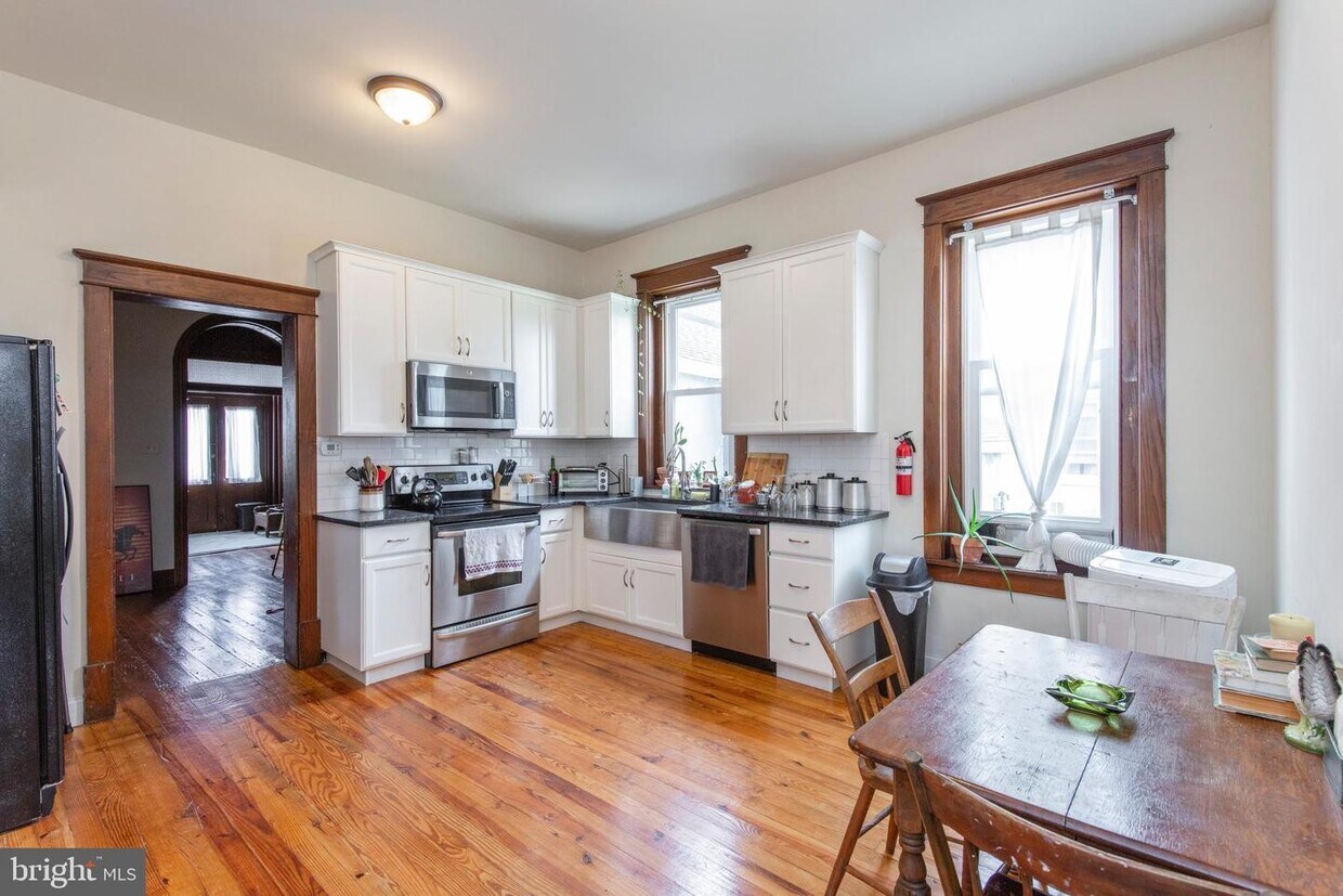 Primary Photo - 423 E Philadelphia Ave