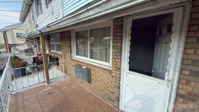 Building Photo - 690 West Side Ave