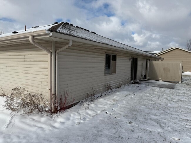 Building Photo - 433 Sarah Cir