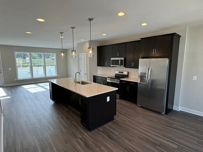 Building Photo - Townhouse for Rent in Preston Lake