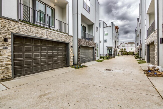 Foto del edificio - 8409 Hempstead Rd