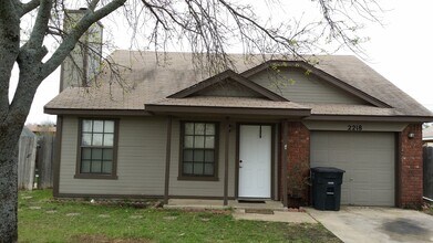 Building Photo - 2218 Hilltop Loop