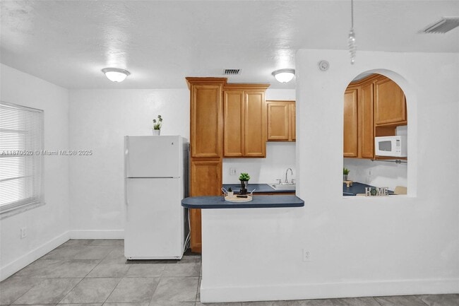 Building Photo - 1860 Venice Park Dr