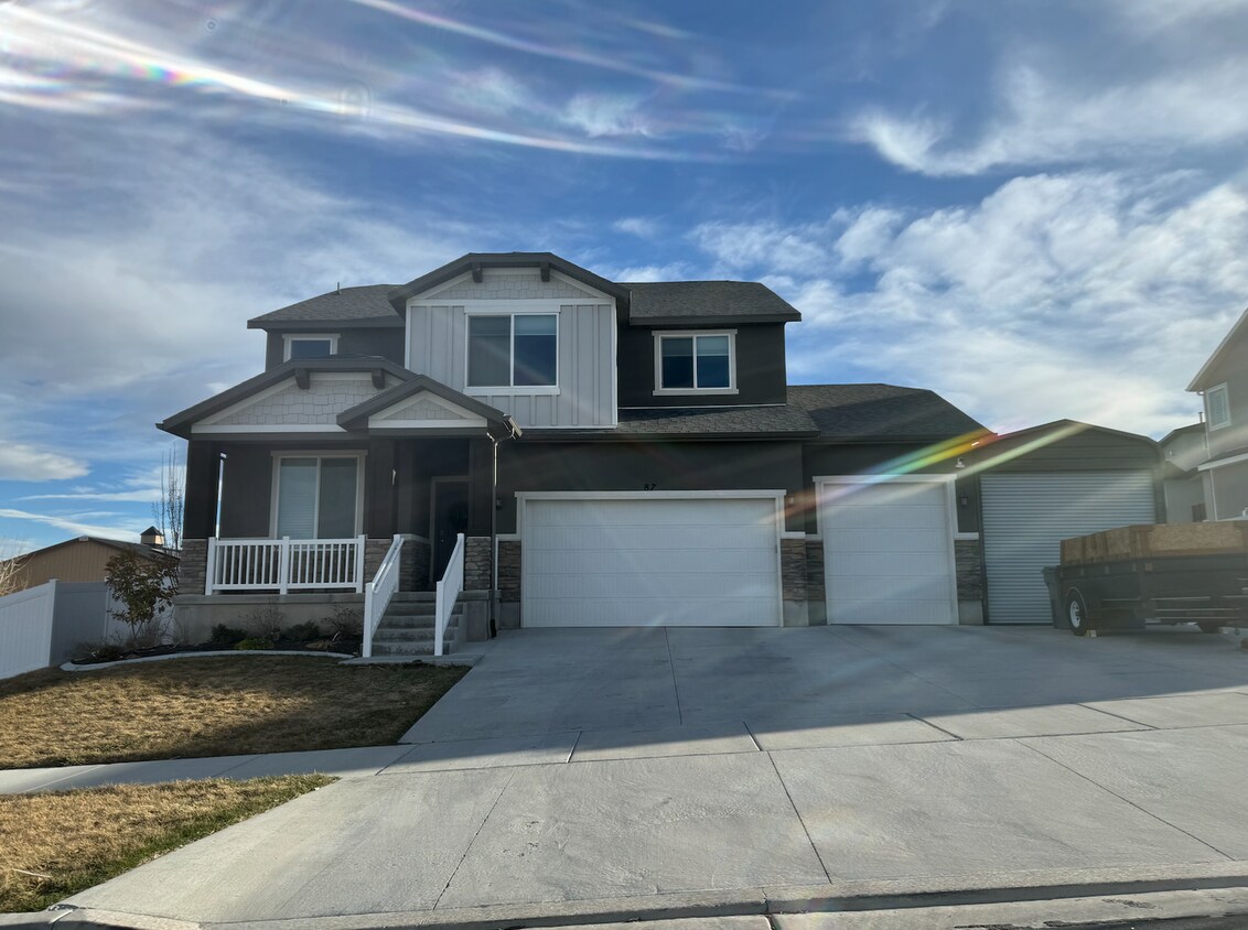 2 Story Fenced Yard 3 Car Garage Ful... House Rental in