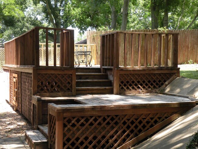 Foto del edificio - 822 Tangle Oaks Dr