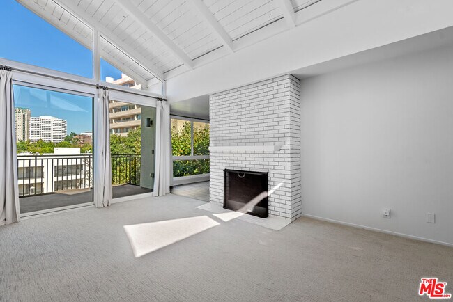 Foto del edificio - 1340 S Beverly Glen Blvd