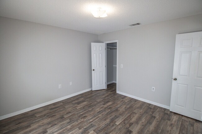 Foto del edificio - 140 Lanier Dr