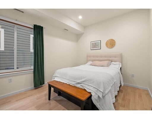 Building Photo - 182 Elm St