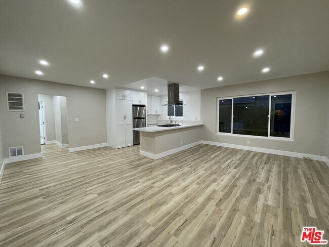 Building Photo - 854 S Sherbourne Dr