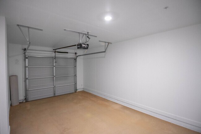 Foto del edificio - Grand Opening Special! $999 BASE RENT! Gor...