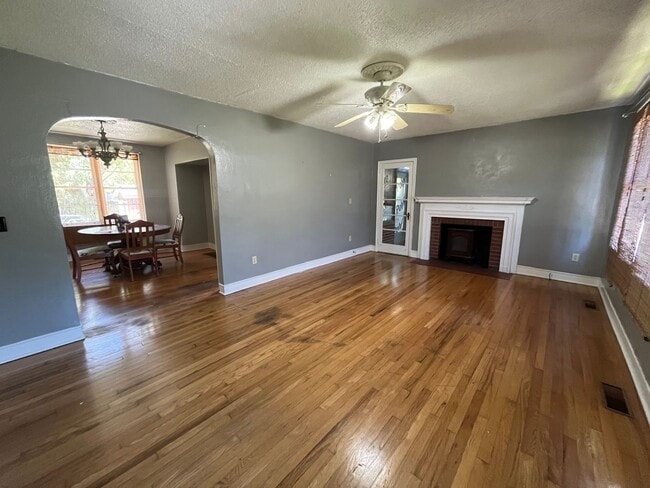 Building Photo - Charming 2 bedroom, 1 Bathroom Vintage Bri...