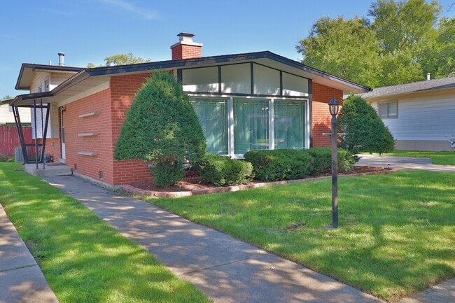 Building Photo - 525 N Park Dr