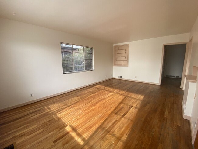Building Photo - 411 Colorado River Blvd