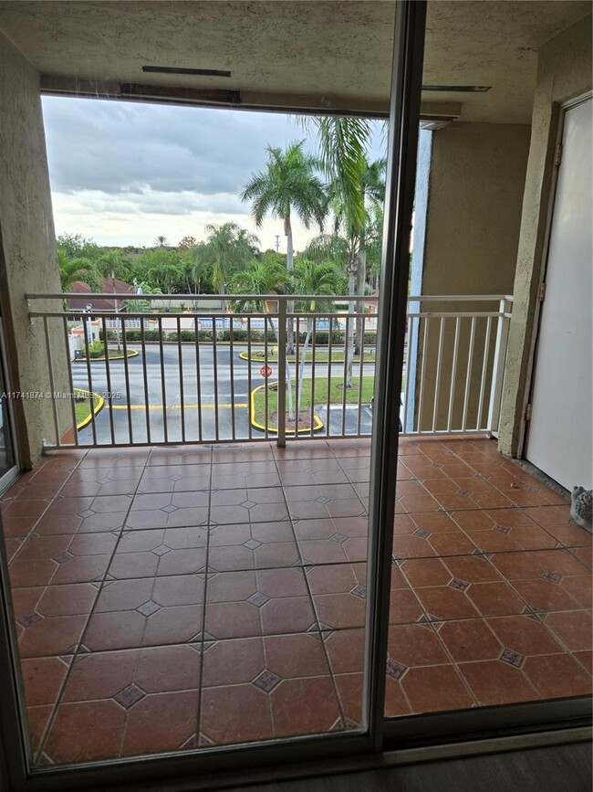 Foto del edificio - 18810 NW 57th Ave