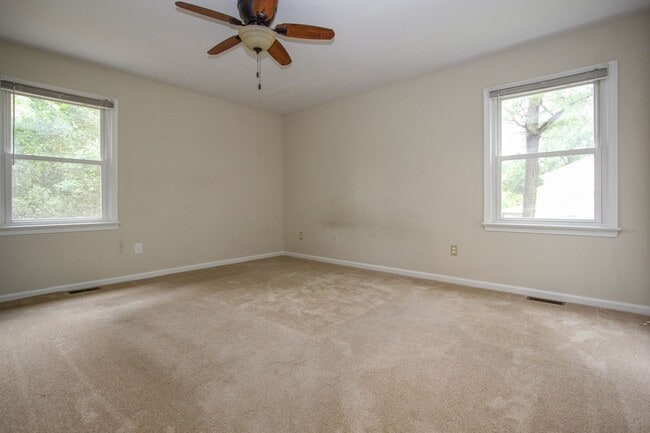Building Photo - 130 Camelot Crescent