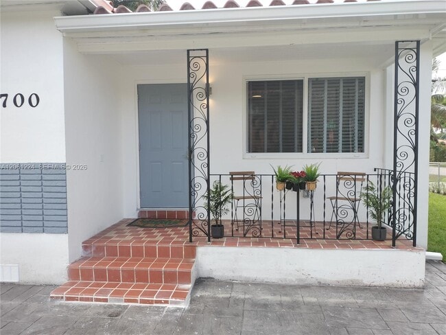 Building Photo - 2700 SW 28th Ct