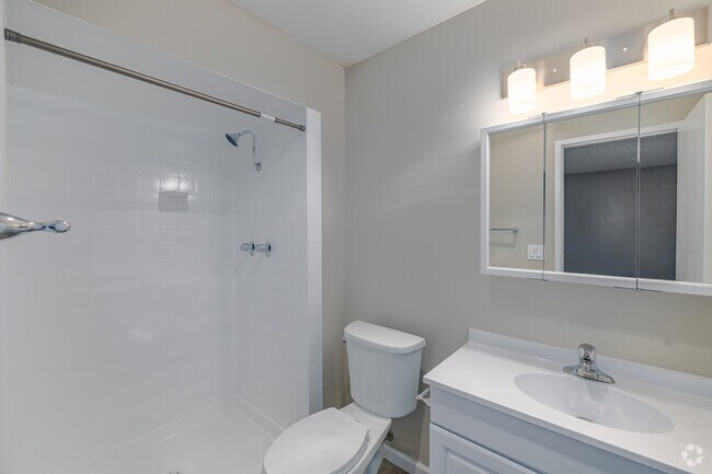2 habitaciones, 1 baño - 1150 pies cuadrados - Baño - Camelot Apartments