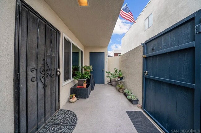 Building Photo - 832 13th St