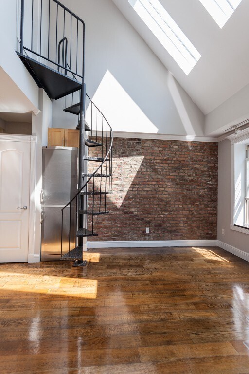 Building Photo - 350 W 21st St
