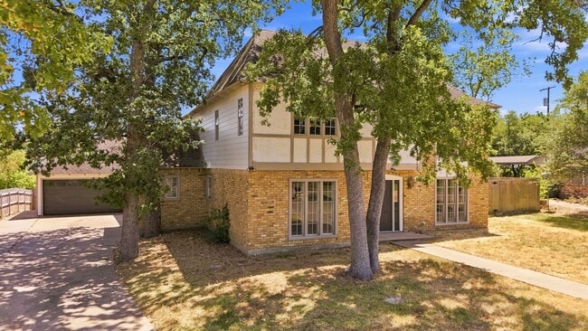 Building Photo - 2508 Memorial Dr