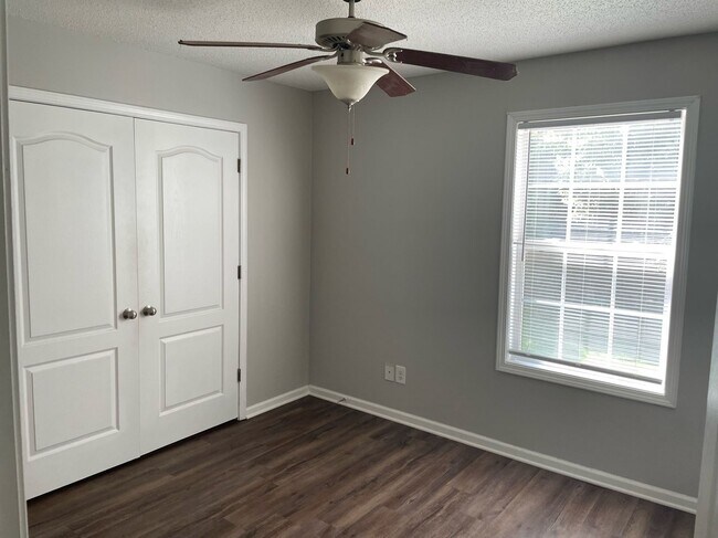 Foto del edificio - Beautifully Updated Apartments Next to Austin Peay!