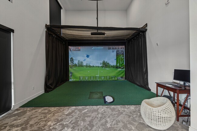 Simulador de golf y salón - Tropia Luxury Apartments