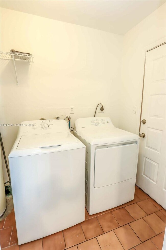 Foto del edificio - 6747 NW 5th Ct