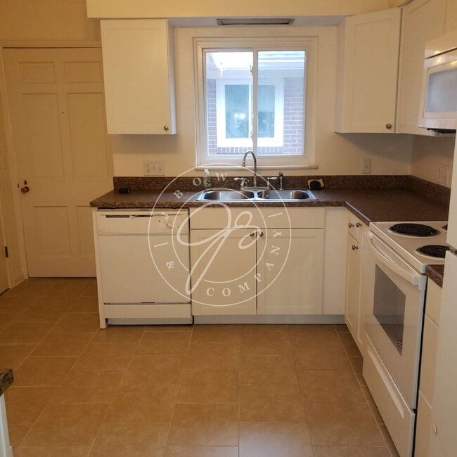 Foto del edificio - "Spacious 2-Bed, 2-Bath Gem in Ottawa Hills - 1600 Sq. Ft. Retreat on Evergreen Road!"