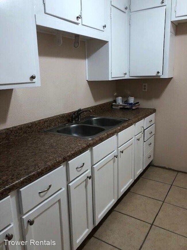 Building Photo - 3 br, 1 bath House - 2512 W. 11th St.