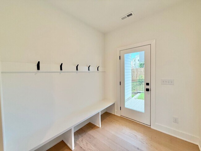 Foto del edificio - Luxurious New Construction 4BD, 4BA Downto...