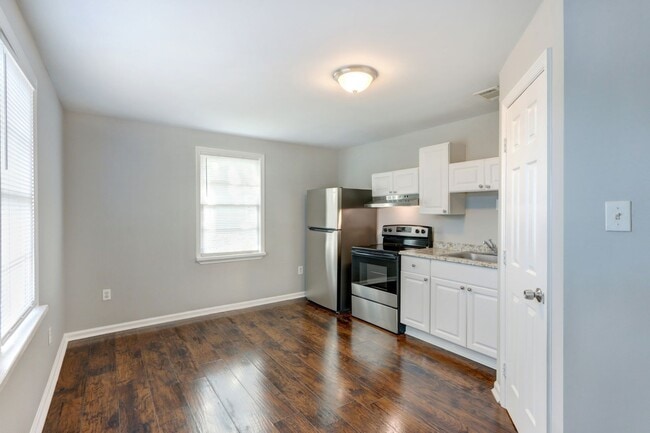 Building Photo - 2215