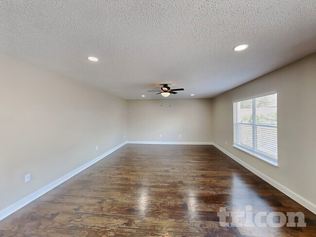 Building Photo - 13561 Linden Dr