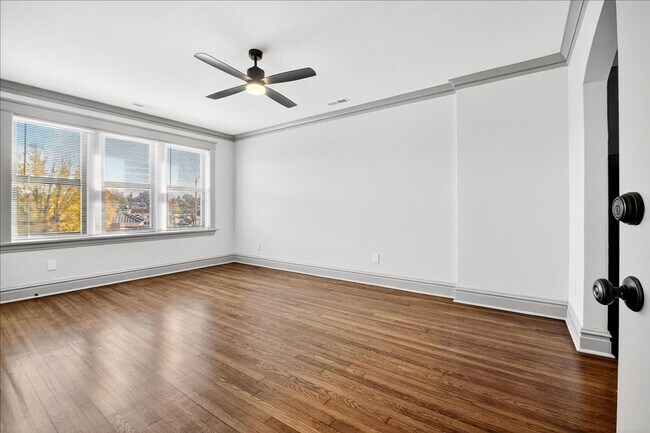 Foto del edificio - Glowing, Girl