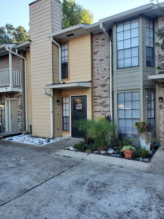 Foto del edificio - 422 Longwood Ct