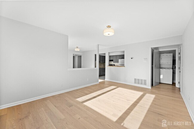 Building Photo - 3226 Sayre Dr