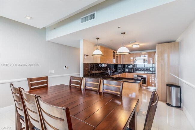 Foto del edificio - 3 br, 3 bath Condo - 6899 Collins Ave Unit...