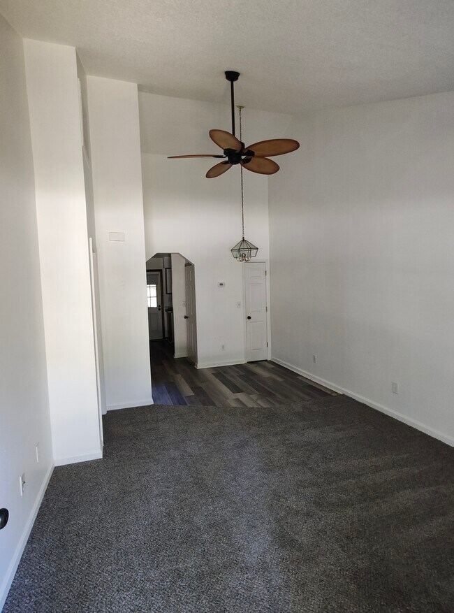 Foto del edificio - 569 Mary Lou Ave