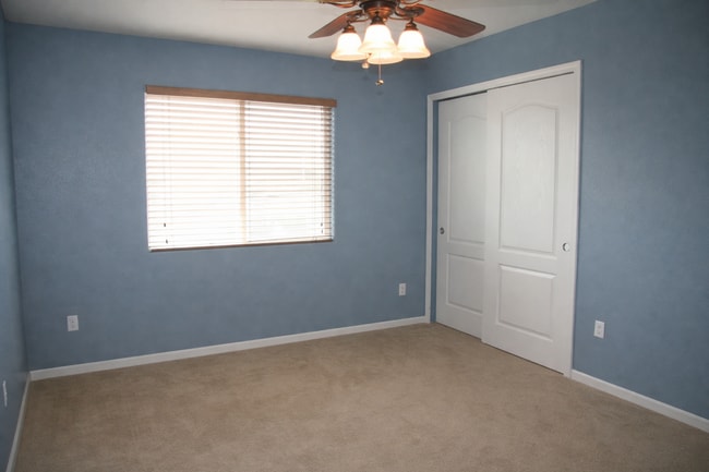 Building Photo - Beautiful 3 Bedroom House Close to Powers and Dublin!