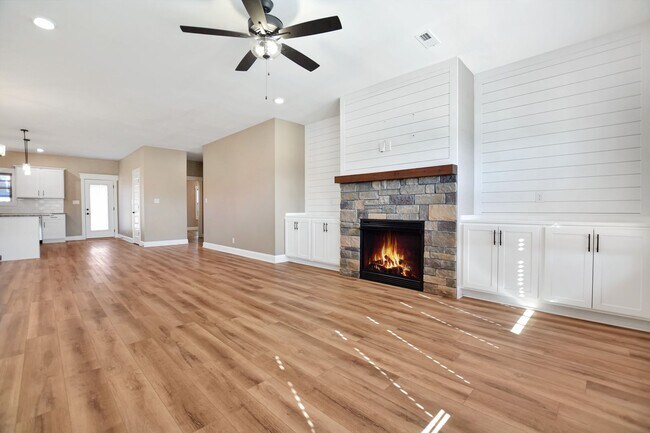 Building Photo - Pet Friendly Three Bedroom!