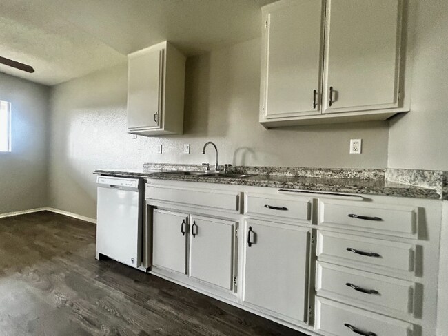 Foto del edificio - 5305 Tyler Ave