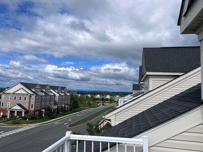 Building Photo - Beautiful Broadlands Townhouse w/ 1 Car Ga...