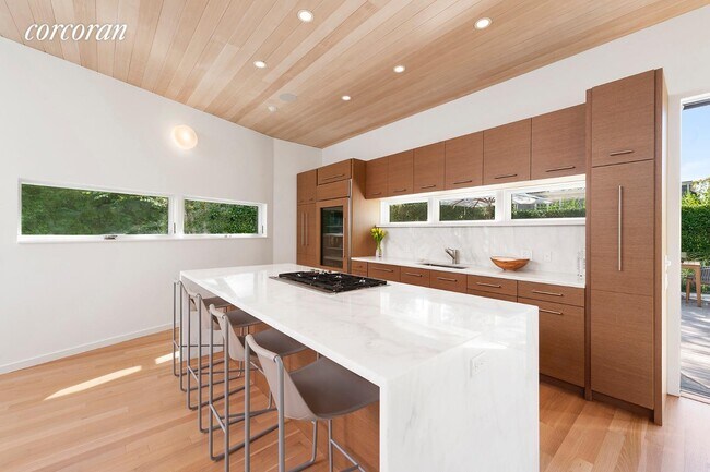 Foto del edificio - 42 Hayground Rd