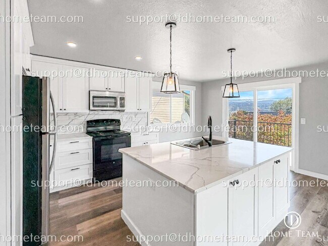 Foto del edificio - "Charming 4-Bedroom Home with Scenic Views & Finished Basement in Renton!"
