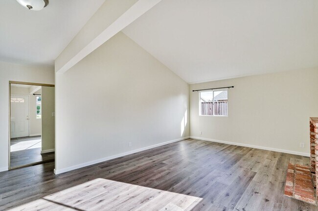 Foto del edificio - Single Family Home - New paint, New carpet - Washer & Dryer Hookups