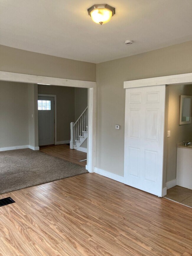 Foto del edificio - Large 4 Bedroom House in Moline