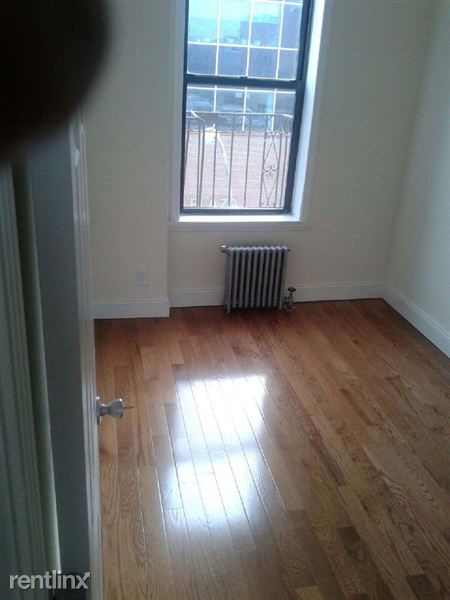 Building Photo - 3423 Steinway St