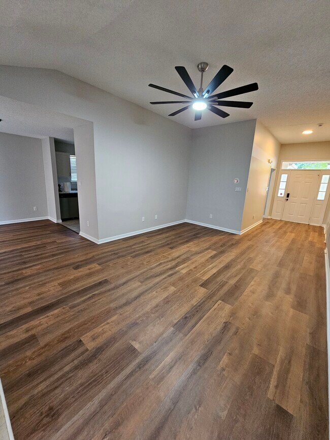 Entrada, Sala, Comedor - 10430 Brawley Ln